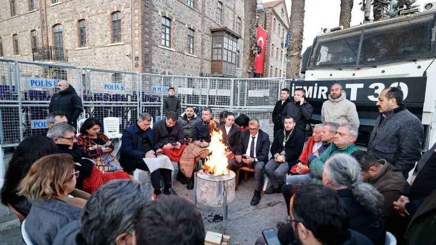 Meslek Fabrikası nöbetinin üçüncü gününde kitlesel miting haberinin görseli