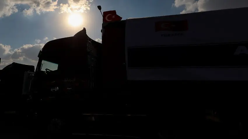 Türkiye'den İran'a tıbbi malzeme yardımı: Yardım tırları yola çıktı haberinin görseli