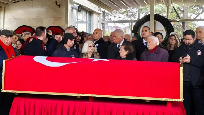 Yalçın Küçük son yolculuğuna uğurlandı haberinin görseli