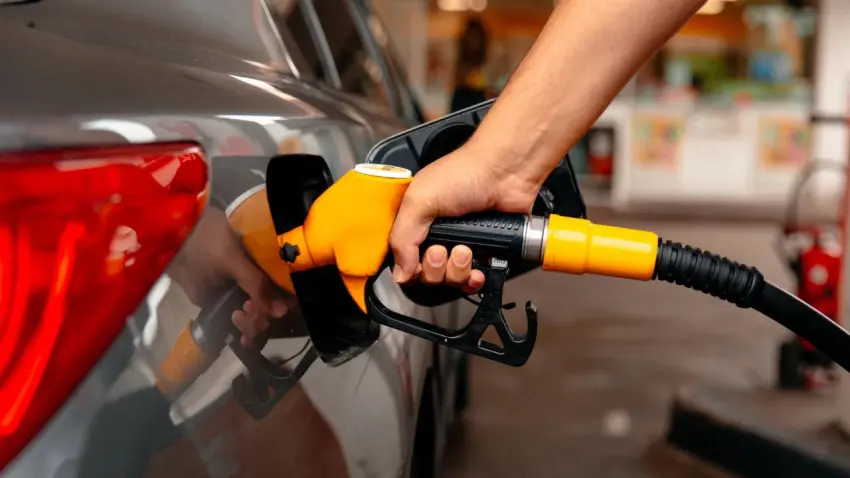 Benzin ve motorine indirim bekleniyor: Akaryakıta indirim gelecek mi? haberinin görseli