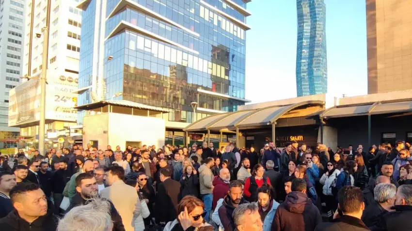 İzmir Adliyesi'nde Ömer Eşki bekleyişi haberinin görseli