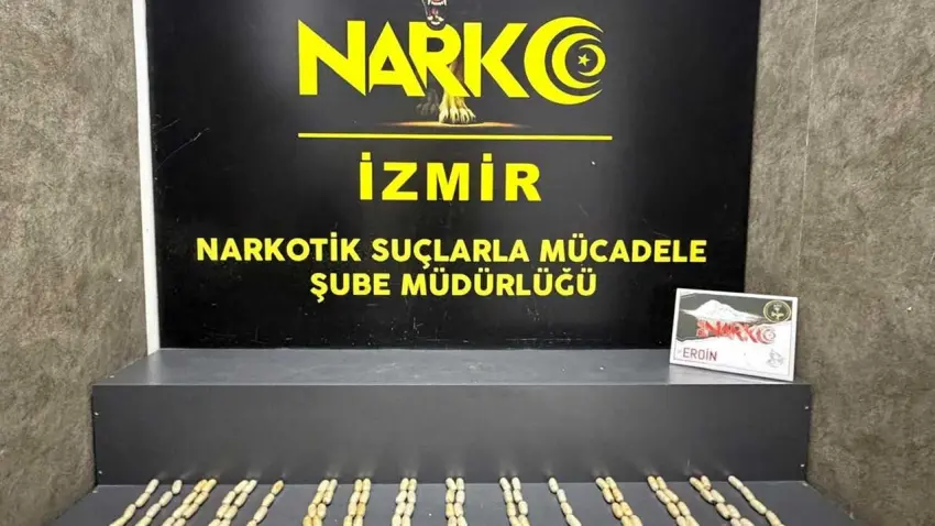 İzmir’de “kurye” operasyonu: Midelerinde uyuşturucu bulunan 2 kişi tutuklandı haberinin görseli