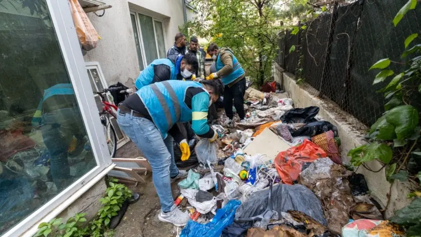 Karşıyaka’daki evden 3 ton çöp çıkarıldı haberinin görseli