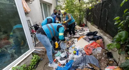 Karşıyaka’daki evden 3 ton çöp çıkarıldı