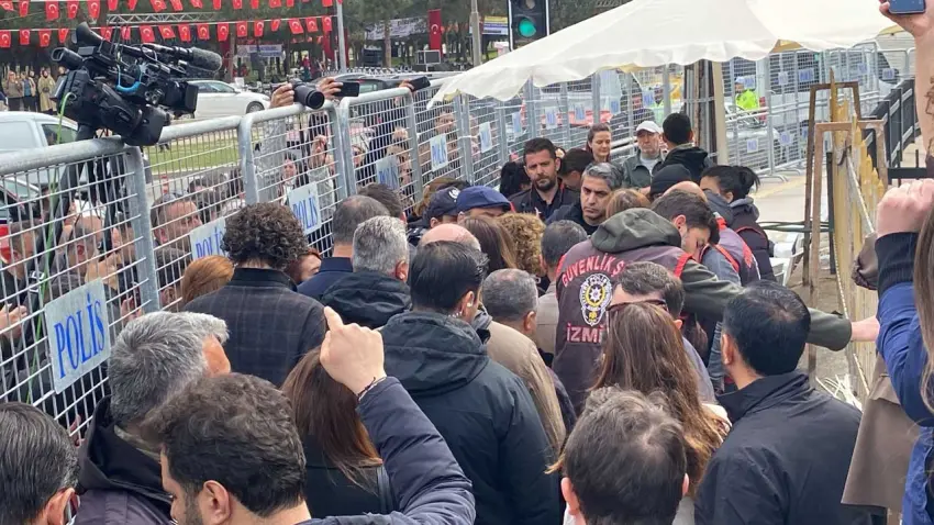 Meslek Fabrikası direnişinin 4'üncü gününde Başkan Tugay'a polis engeli haberinin görseli