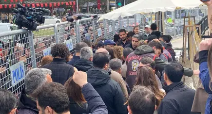 Meslek Fabrikası direnişinin 4'üncü gününde Başkan Tugay'a polis engeli