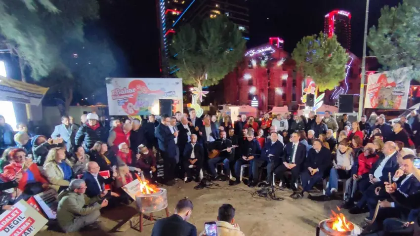 Meslek Fabrikası nöbetinde türkülerle dayanışma