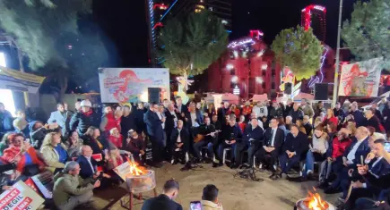 Meslek Fabrikası nöbetinde türkülerle dayanışma