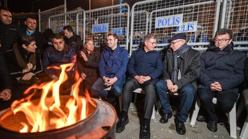 Meslek Fabrikası önündeki gece nöbetine Tanal da katıldı haberinin görseli