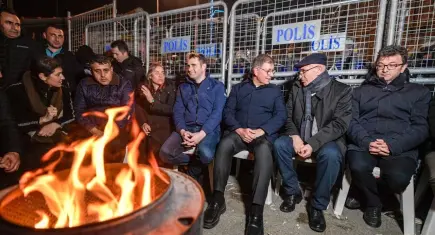 Meslek Fabrikası önündeki gece nöbetine Tanal da katıldı