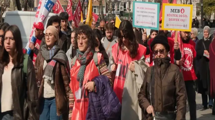 Özel İtalyan Lisesi öğretmenleri İstanbul İl Milli Eğitim Müdürlüğü'nün önünde eylem düzenledi
