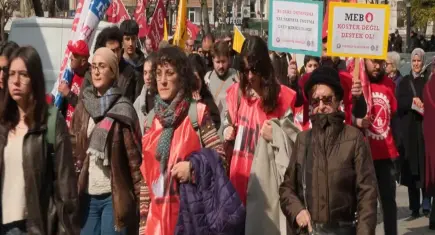 Özel İtalyan Lisesi öğretmenleri İstanbul İl Milli Eğitim Müdürlüğü'nün önünde eylem düzenledi