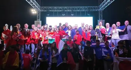 17 ülkeden sporcular Foça’da rüzgarla yarıştı