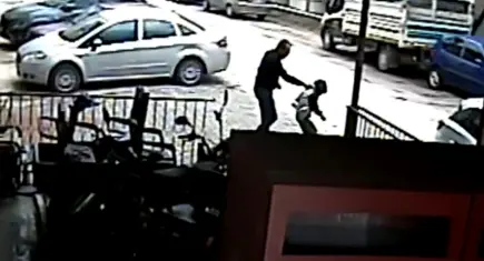 9 yaşındaki çocuğu ‘bahçeye zarar veriyorsun’ diyerek darbetti