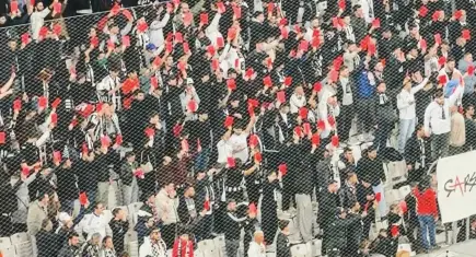 Beşiktaş taraftarından hakem ve TFF protestosu: Kırmızı kart gösterdiler