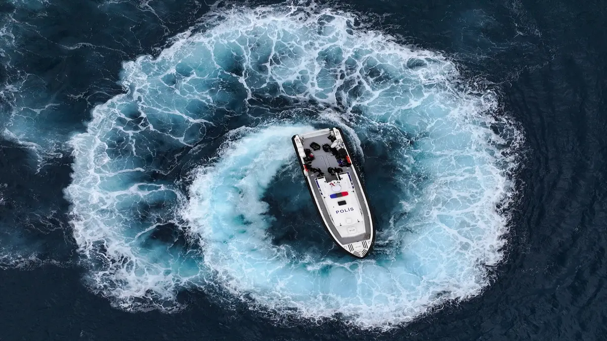 Deniz polisleri, 181. kuruluş yılı için su altında bayrak açtı görseli