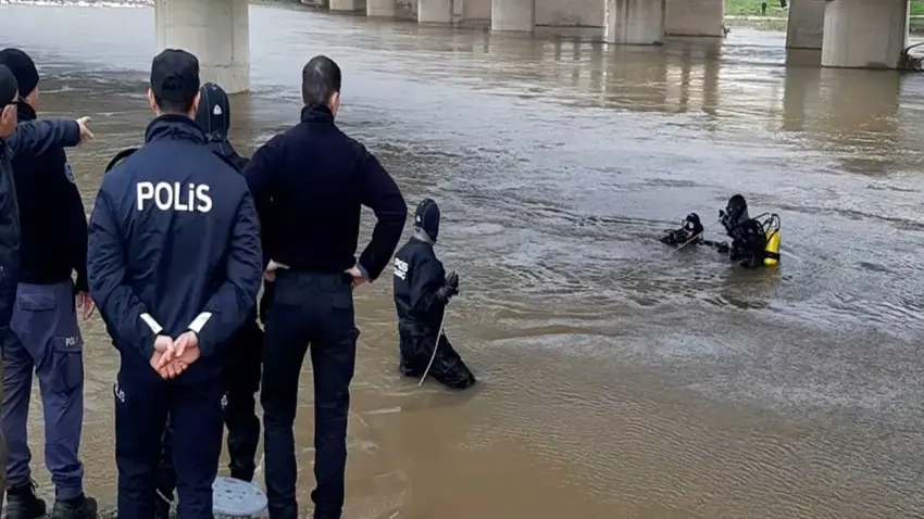 Dereden geçmeye çalışan sürücü sulara gömüldü haberinin görseli