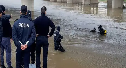 Dereden geçmeye çalışan sürücü sulara gömüldü
