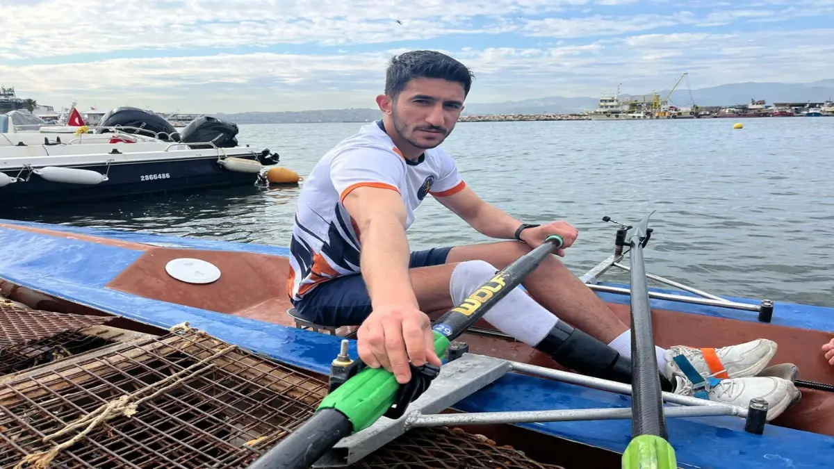 Sağ ayağını kaybetti, kürek sporuyla yaşama tutundu görseli