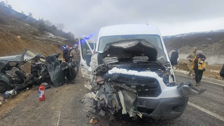Servis minibüsü ile otomobil çarpıştı: Ölü, çok sayıda yaralı var haberinin görseli