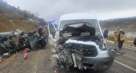 Servis minibüsü ile otomobil çarpıştı: Ölü, çok sayıda yaralı var