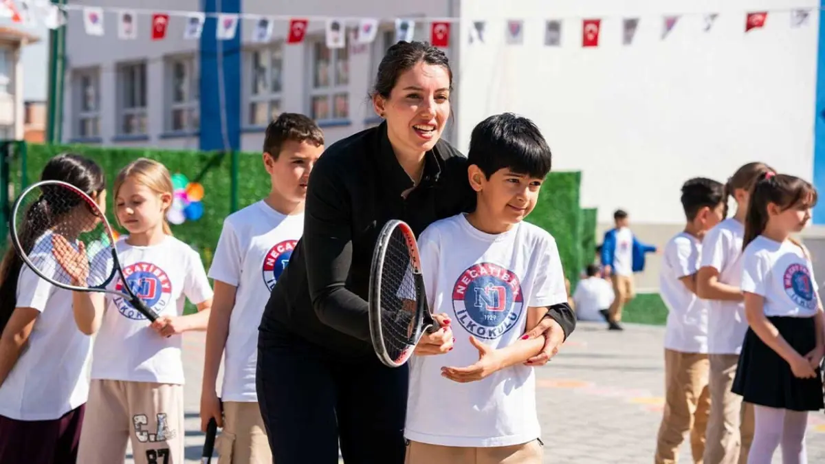 Eski milli tenisçi, ilkokul öğrencilerine ilham oldu görseli