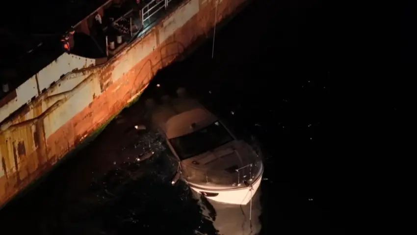 Haydarpaşa Limanı’nda bir tekne gemiye çarparak battı: 5 kişi kurtarıldı haberinin görseli