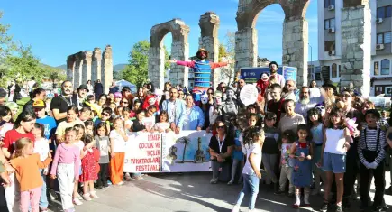 İzmir sahneye dönüşüyor: 2. Çocuk ve Gençlik Tiyatro Festivali başlıyor