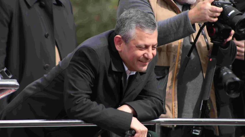 &ouml;zg&uuml;r &ouml;zel