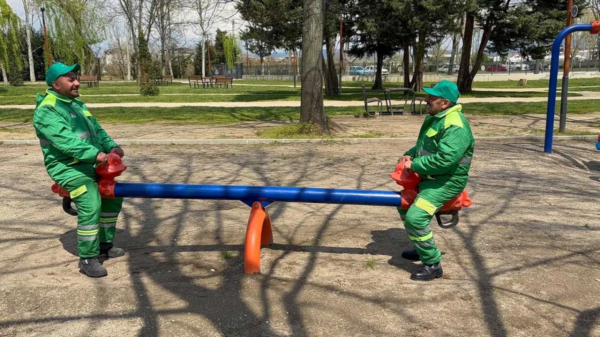 Temizlik görevlilerinin molada 'tahterevalli' eğlencesi görseli