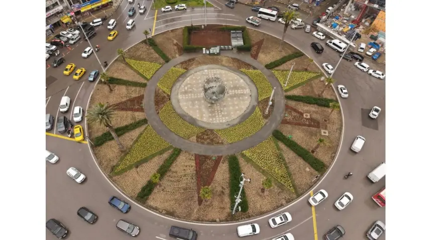 9 Eylül Meydanı yenilendi: İzmir’in kalbi yeşile büründü haberinin görseli