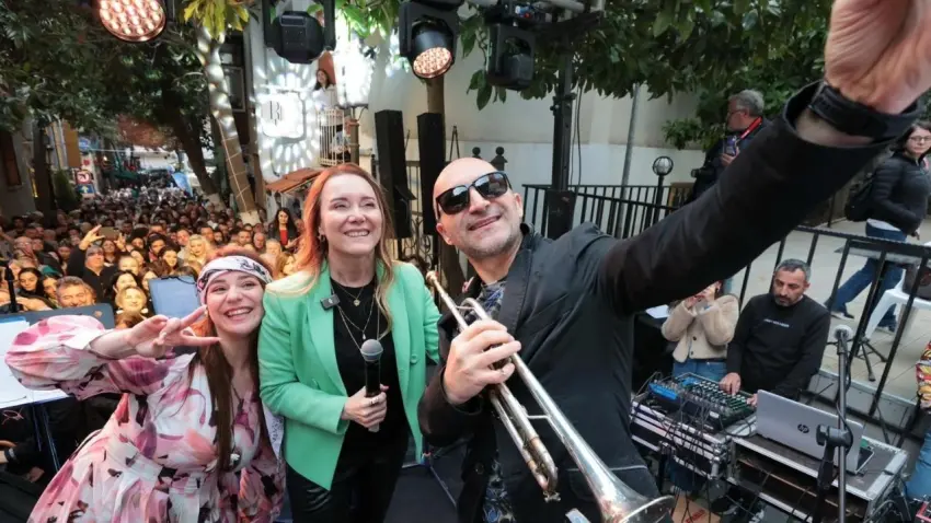 Dario Moreno anısına Renkli Şenlik İzmirlileri buluşturdu haberinin görseli