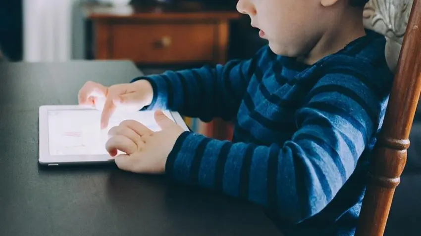 Dijital bakıcı alarmı: Ekranlar çocuk gelişimini tehdit ediyor haberinin görseli