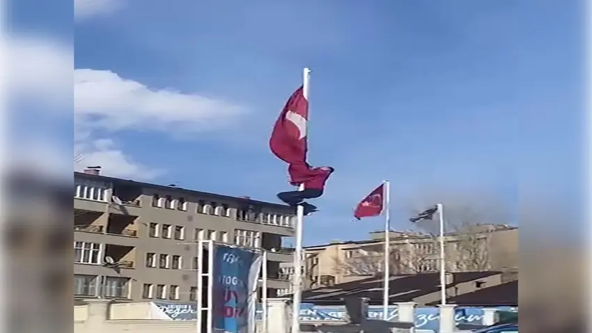 Erzurum’da gururlandıran hareket: Bayrağı düzeltmek için direğe tırmandı haberinin görseli