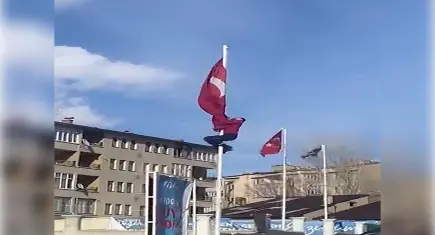 Erzurum’da gururlandıran hareket: Bayrağı düzeltmek için direğe tırmandı