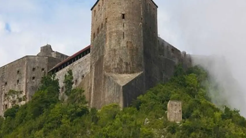 Haiti’deki Laferriere Kalesi’nde Facia: İzdihamda 30 can kaybı haberinin görseli