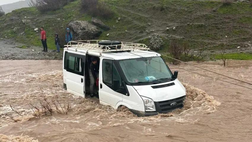 Kalp krizi geçiren kadın, selde mahsur kaldı haberinin görseli