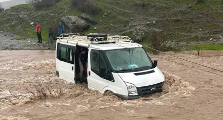 Kalp krizi geçiren kadın, selde mahsur kaldı