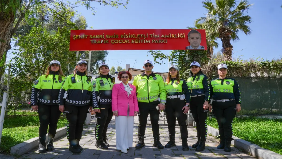 Kazada şehit olan trafik polisinin eşi, öğrencilere trafik bilinci aşılıyor görseli