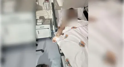 Konuşma bahanesi ile çağırdı, boğmaya çalıştıTarsus ilçesinde S.Y. (24), konuşma bahanesiyle bir araya geldiği eski sevgilisi Nurşen Ü.'yü (19) önce şarj kablosuyla boğmaya çalıştı, ardından 10 yerinden bıçaklayarak ağır yaraladı.