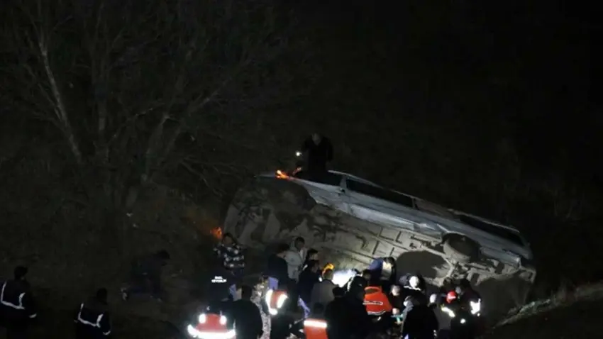 Maden işçilerini taşıyan minibüs şarampole uçtu: Ölü ve yaralılar var haberinin görseli