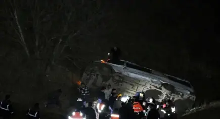 Maden işçilerini taşıyan minibüs şarampole uçtu: Ölü ve yaralılar var