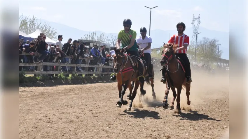 Ödemiş'te Rahvan At Yarışları Coşkusu: 140 At Sahne Aldı haberinin görseli