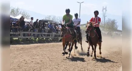 Ödemiş'te Rahvan At Yarışları Coşkusu: 140 At Sahne Aldı