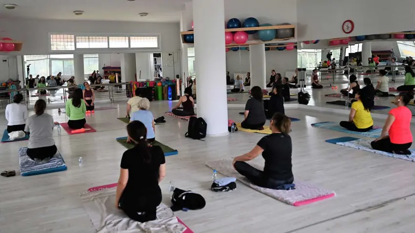 Bornova’da kadınlar yogayla güçleniyor haberinin görseli