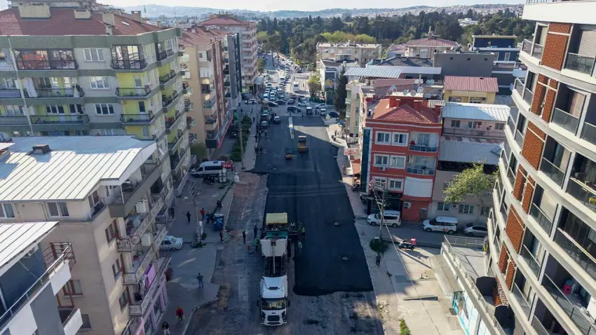 Buca’da yol sorununa çözüm için asfalt seferberliği haberinin görseli