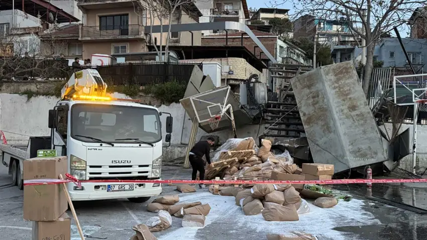 İzmir haber: Freni patlayan kamyon okul bahçesine devrildi haberinin görseli