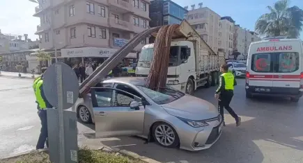 Kamyondaki inşaat demirleri otomobile saplandı