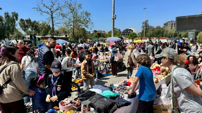 Karşıyaka’da çocuklar için 2. El Pazarı’na yoğun ilgi haberinin görseli