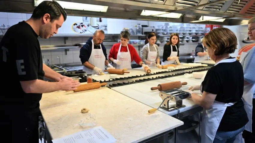 Pastacılıktan makarnaya: Bornova’da uygulamalı mutfak eğitimi haberinin görseli